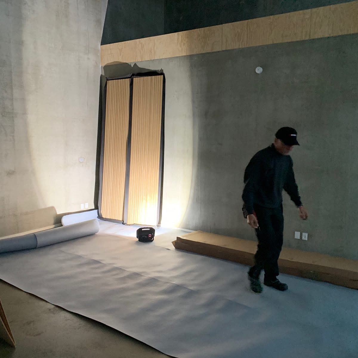 Byggeproces i Casa Ø med materialer på gulvet
