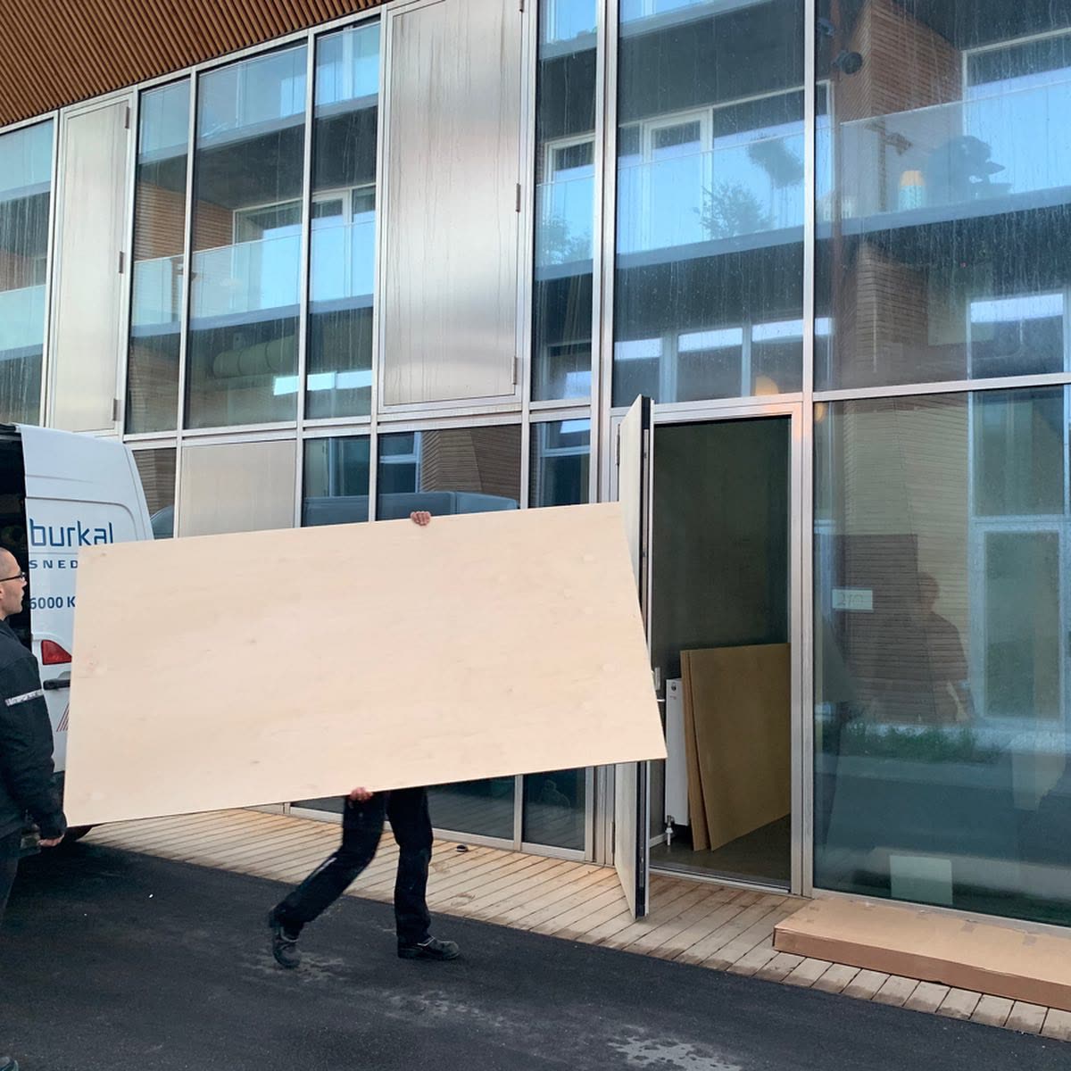 Materialer bæres ind i Casa Ø