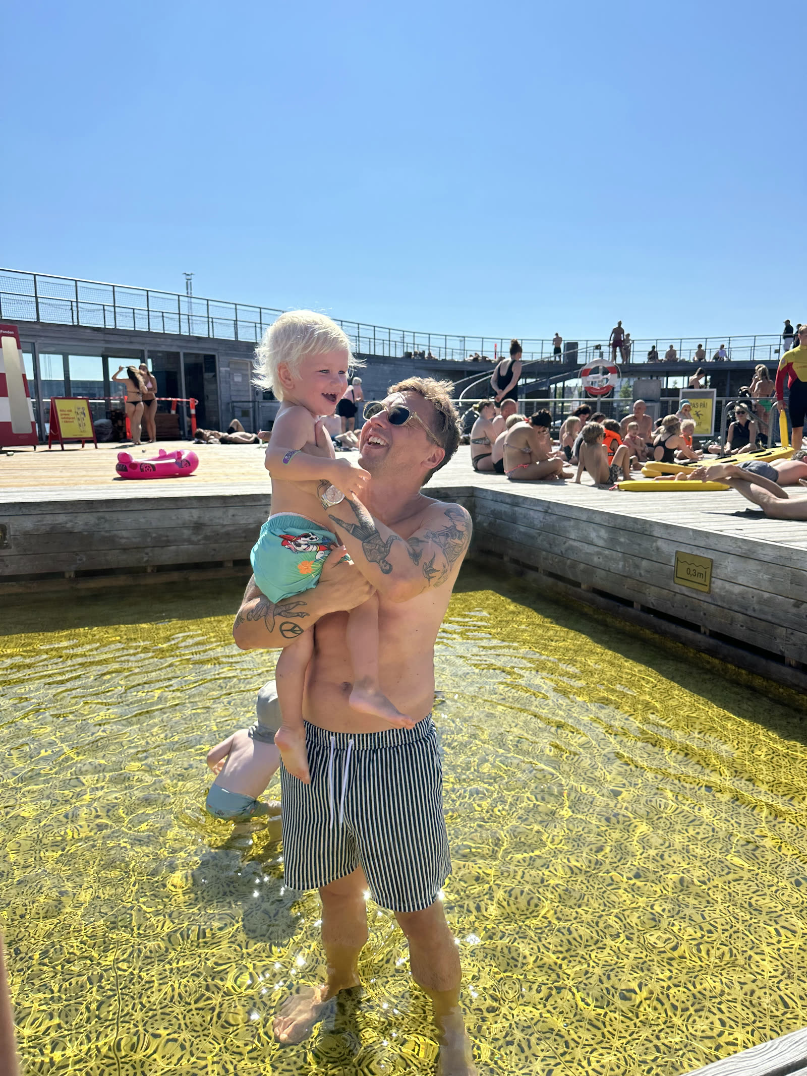 Barn og voksen i havnebadet ved Bassin 7