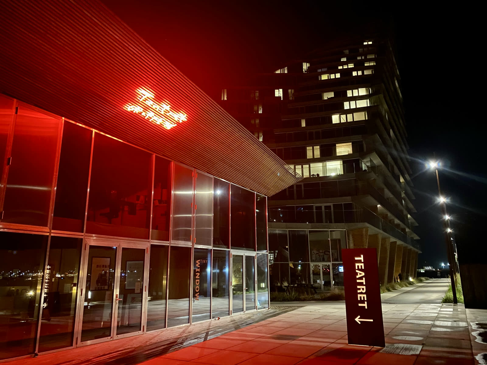 Aarhus Ø ved teatret om aftenen